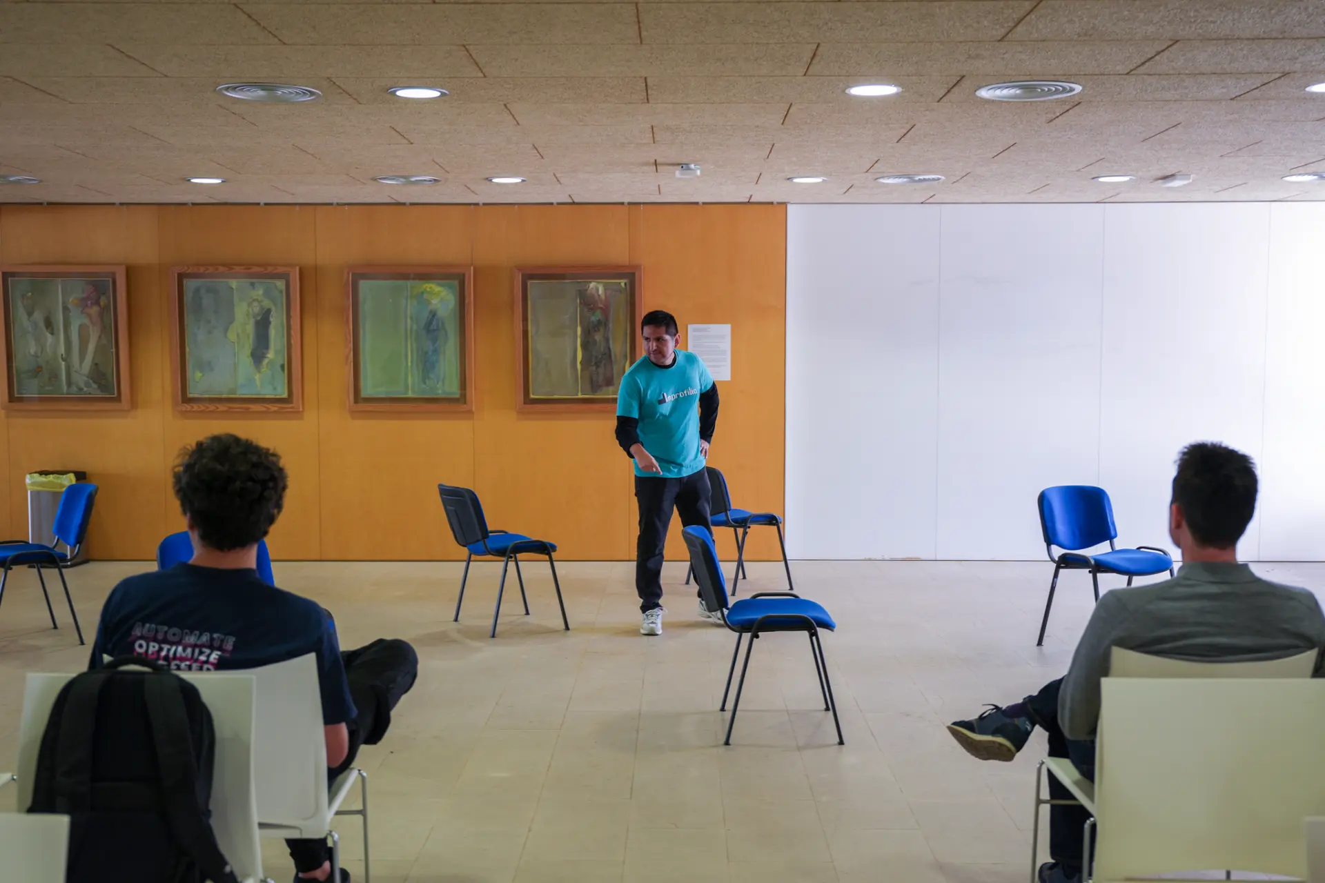 Dinámica de team building con equipos en círculo