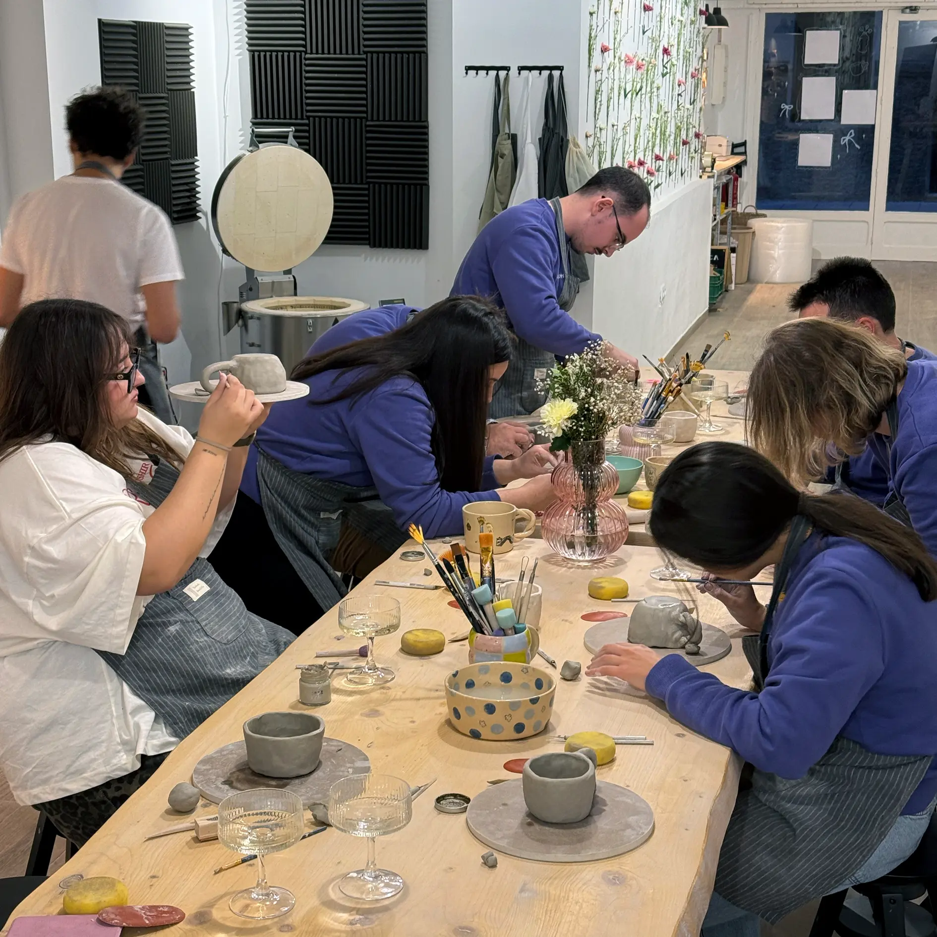 Equipo en un taller creativo de cerámica como actividad de team building